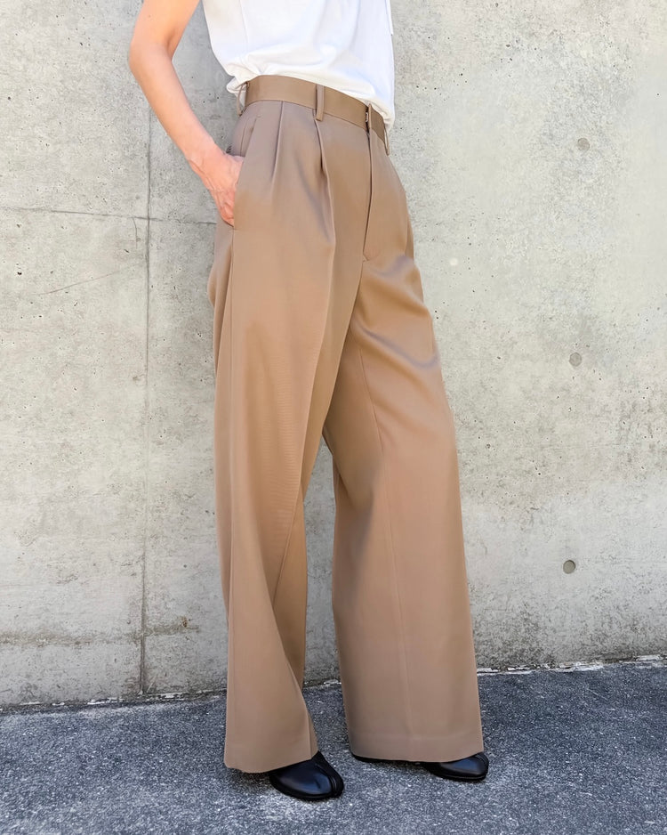 AURALEE / LIGHT WOOL MAX GABARDINE TWO-TUCK SLACKS / MOCHA BEIGE / A26AP06MG