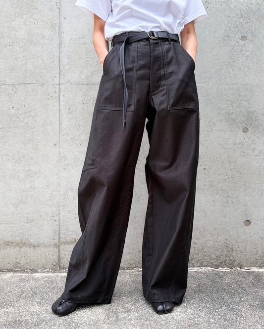 HYKE / BACK SATIN BARREL-LEG PANTS / BLACK / 13412 /
