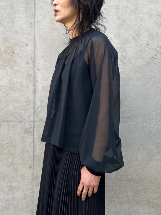 HYKE / COTTON VOILE SHIRRED BLOUSE / BLACK / 15267