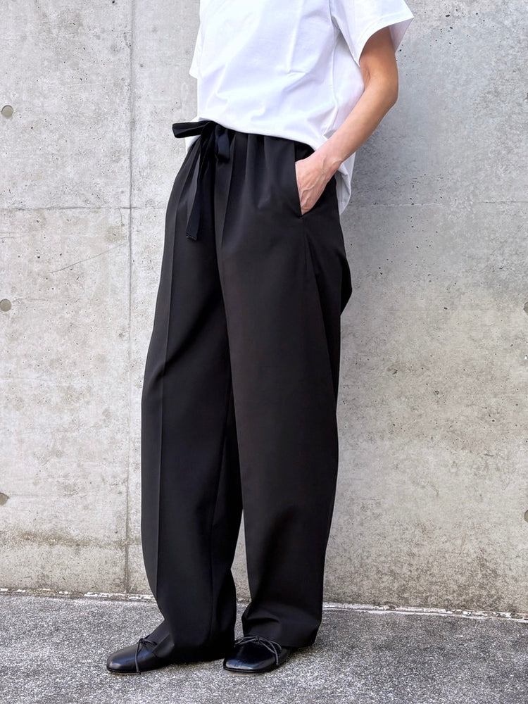 ASTRAET / ポリエステル イージー ワイドテーパードパンツ / BLACK / 54142360008
