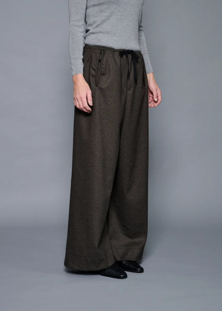 COGTHEBIGSMOKE / ALISON TROUSERS / FLANNEL KNIT TWILL / TAUPE