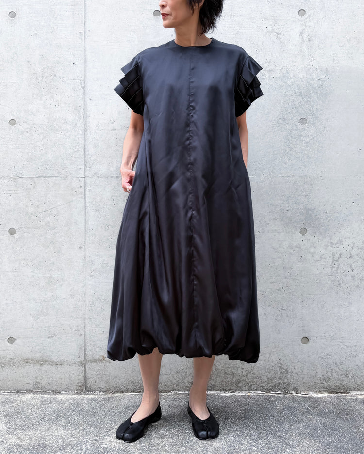 noir kei ninomiya / エステルサテン 袖プリーツ ワンピース / BLACK / 3R-O004