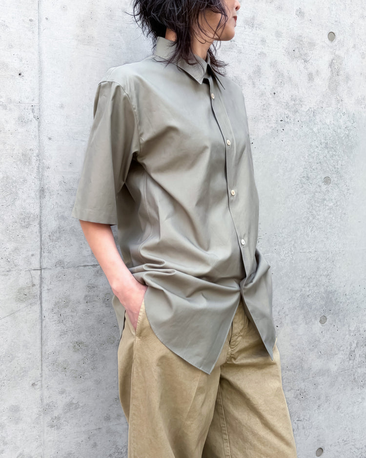 AURALEE / WASHED FINX TWILL HALF SLEEVED SHIRT / OLIVE / A26SS05TN