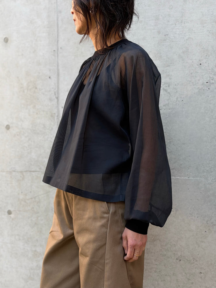 HYKE / COTTON VOILE SHIRRED BLOUSE / BLACK / 15267