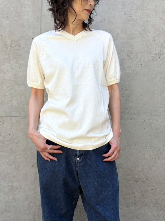 SOPHIE TALKS ABOUT THE WEATHER / VネックリンガーTシャツ / IVORY / COM-26S-CU06