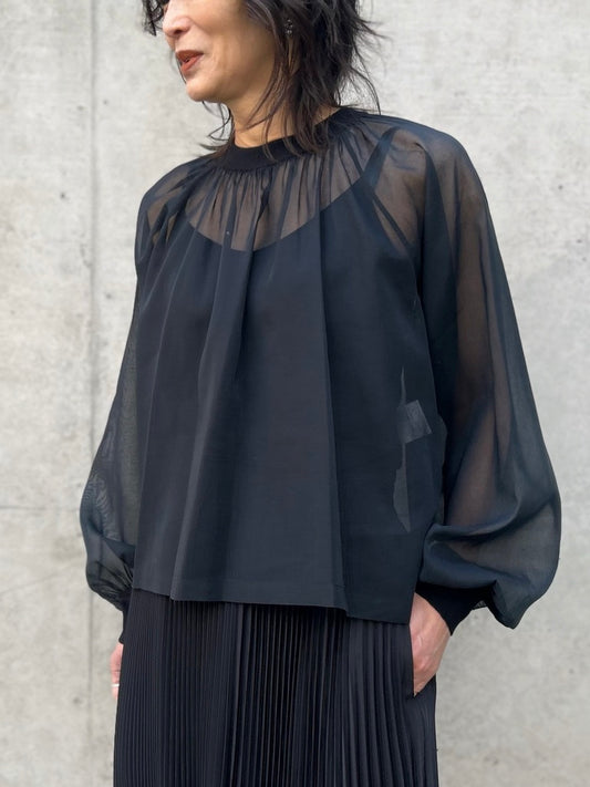 HYKE / COTTON VOILE SHIRRED BLOUSE / BLACK / 15267