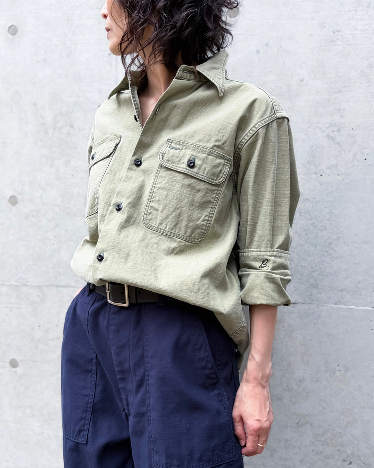 MADISONBLUE / HAMPTON BACK SATIN SHIRT / KHAKI / MB000-5005
