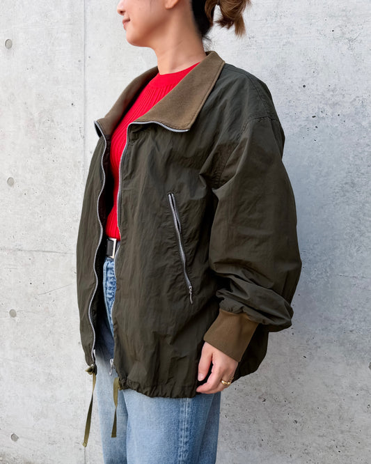 KATHARINE HAMNETT / RECYCLED NYLON HIGHNECK JACKET / ARMY / 26A-KHSB-50