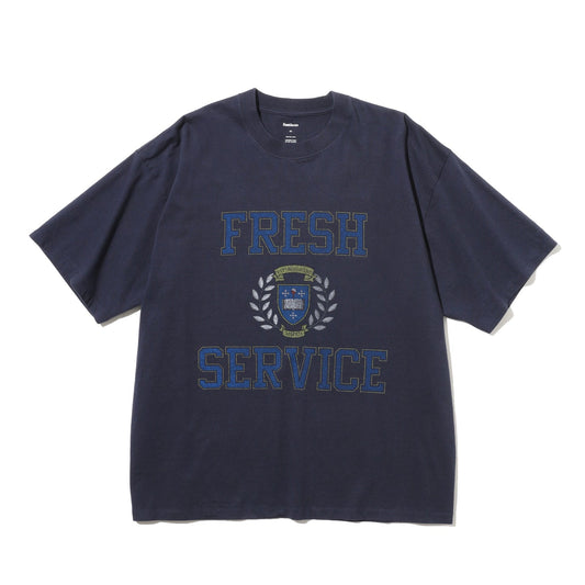 FRESHSERVICE / CORPORATE PRINTED S/S TEE “COLLEGE” / NAVY / FSC253-70013