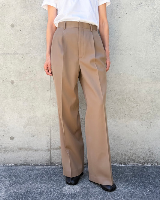AURALEE / LIGHT WOOL MAX GABARDINE TWO-TUCK SLACKS / MOCHA BEIGE / A26AP06MG