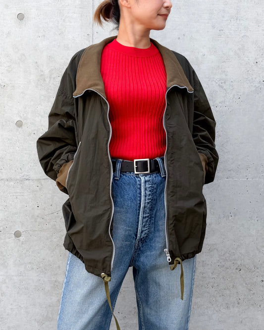 KATHARINE HAMNETT / RECYCLED NYLON HIGHNECK JACKET / ARMY / 26A-KHSB-50