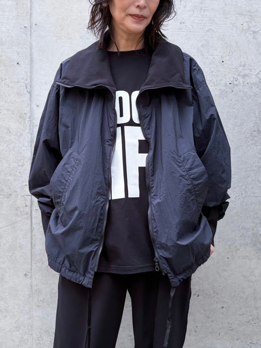 KATHARINE HAMNETT / RECYCLE NYLON HIGHNECK JACKET / BLACK / KHSB-50