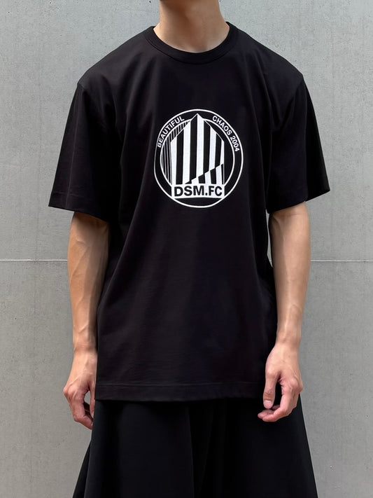 DSM kei ninomiya / LARGE EMBLEM PRINT SS TEE / BLACK / DSM02T006