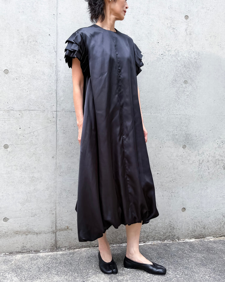 noir kei ninomiya / エステルサテン 袖プリーツ ワンピース / BLACK / 3R-O004