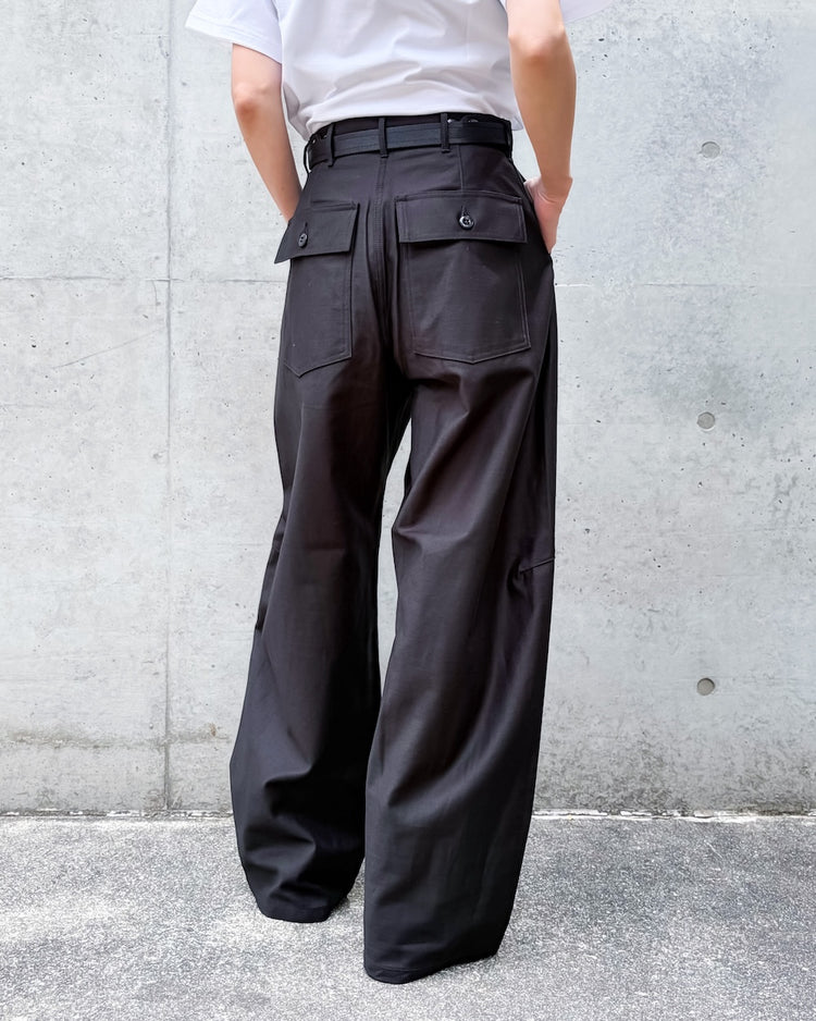 HYKE / BACK SATIN BARREL-LEG PANTS / BLACK / 13412 /