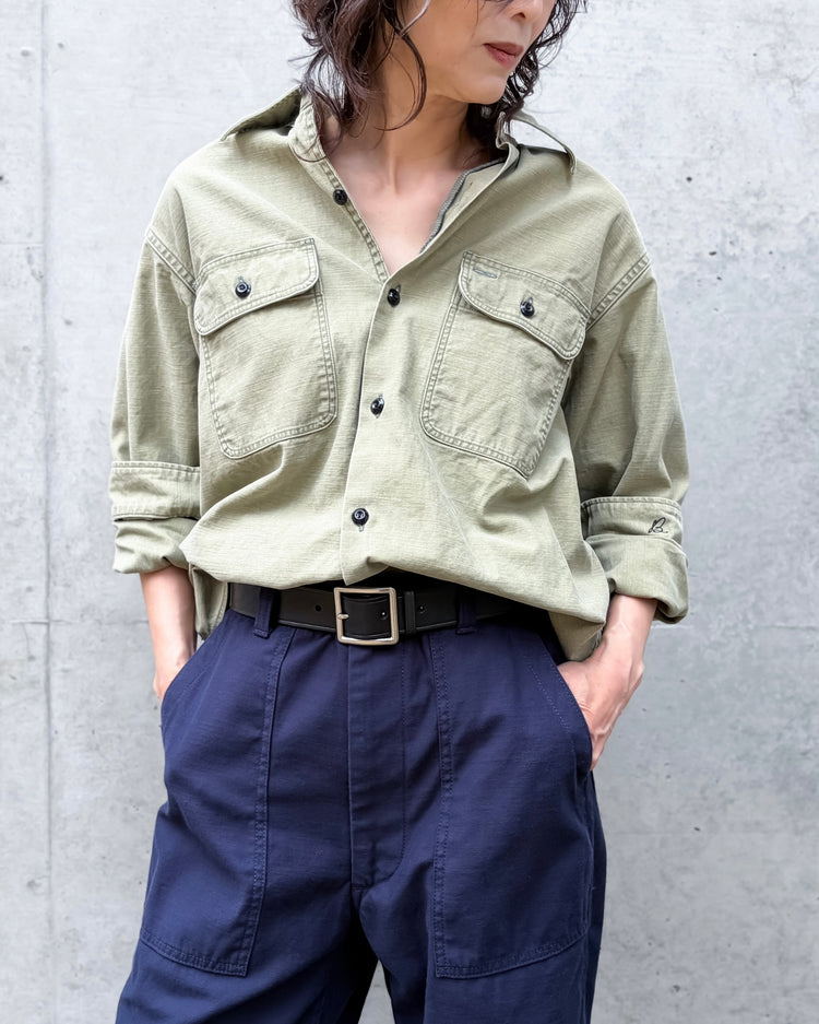MADISONBLUE / HAMPTON BACK SATIN SHIRT / KHAKI / MB000-5005