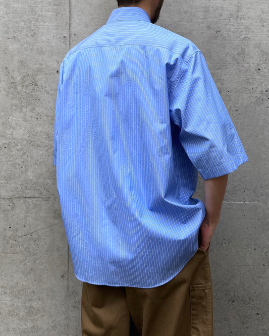 AURALEE / SUVIN HIGH COUNT CLOTH STRIPE HALF SLEEVED SHIRT / BLUE STRIPE / A25SS02SS