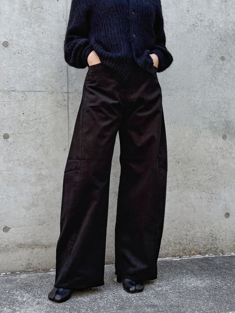 HYKE / CORDUROY BARREL LEG JEANS / BLACK / 13406 /