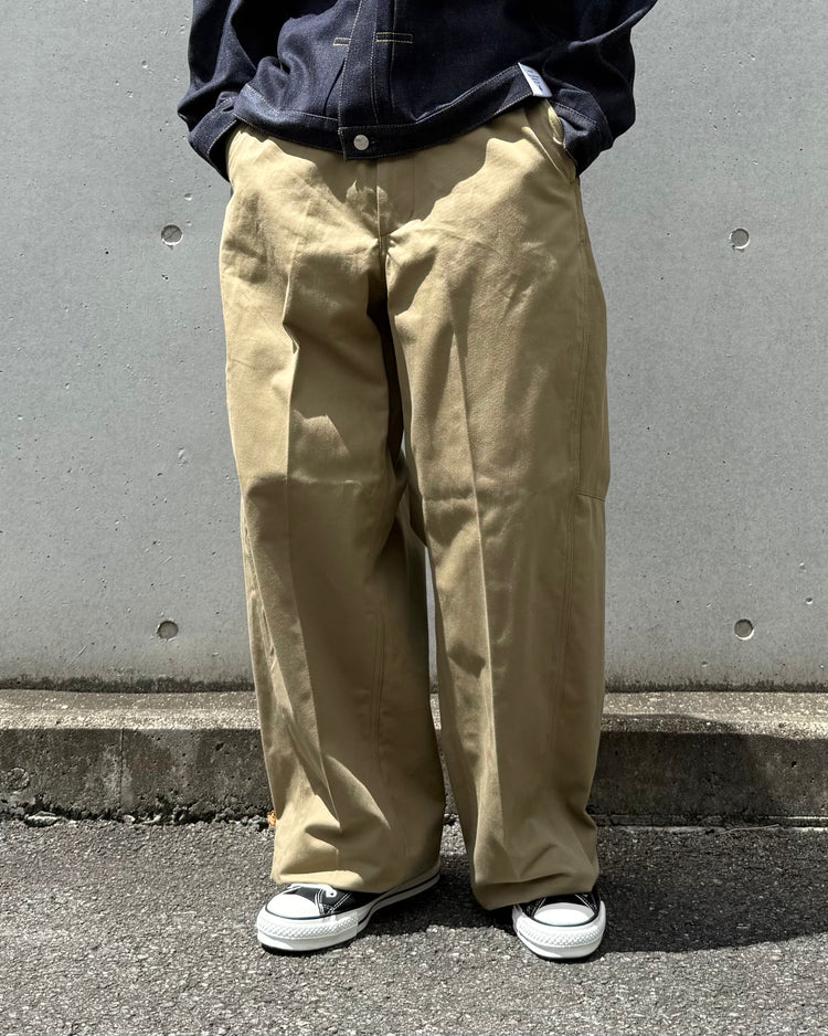 HYKE / BARREL LEG CHINO TROUSERS / KHAKI / 13348