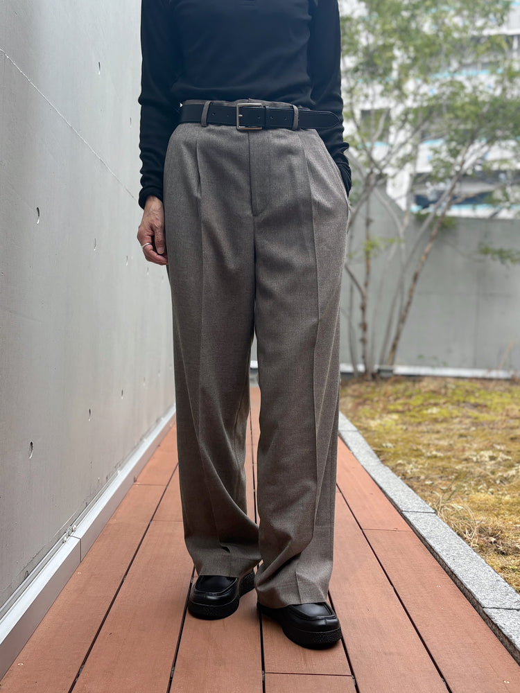 AURALEE / SUPER LIGHT WOOL TWO-TUCK SLACKS / TOP BROWN / A26AP05OS