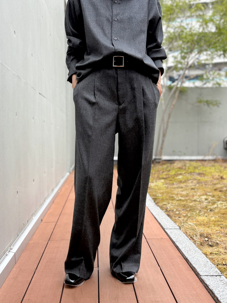 AURALEE / SUPER LIGHT WOOL TWO-TUCK SLACKS / TOP CHARCOAL / A26AP05OS