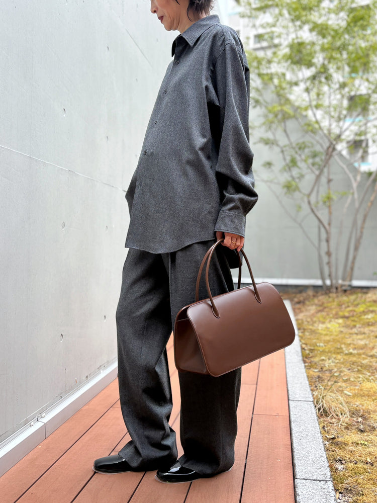 AURALEE / SUPER LIGHT WOOL TWO-TUCK SLACKS / TOP CHARCOAL / A26AP05OS