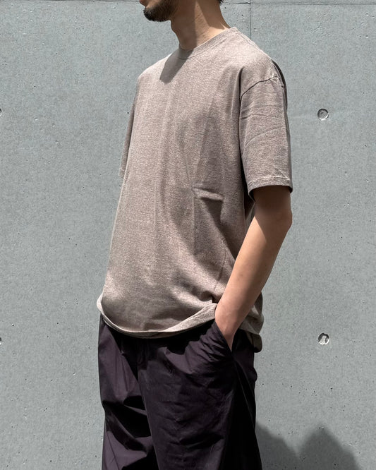 AURALEE / SEAMLESS CREW NECK TEE / TOP BROWN / A00T01ST