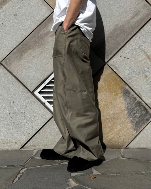 HYKE / BACK SATIN BARREL-LEG PANTS / OLIVE DRAB / 13350