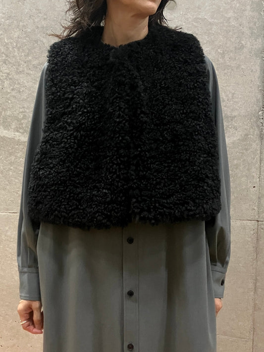 HYKE / FAUX SHEARLING CROPPED VEST / BLACK / 17524