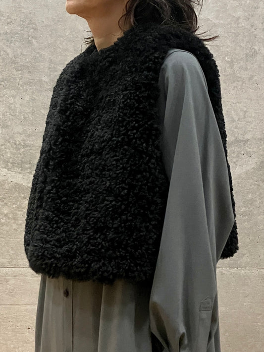 HYKE / FAUX SHEARLING CROPPED VEST / BLACK / 17524