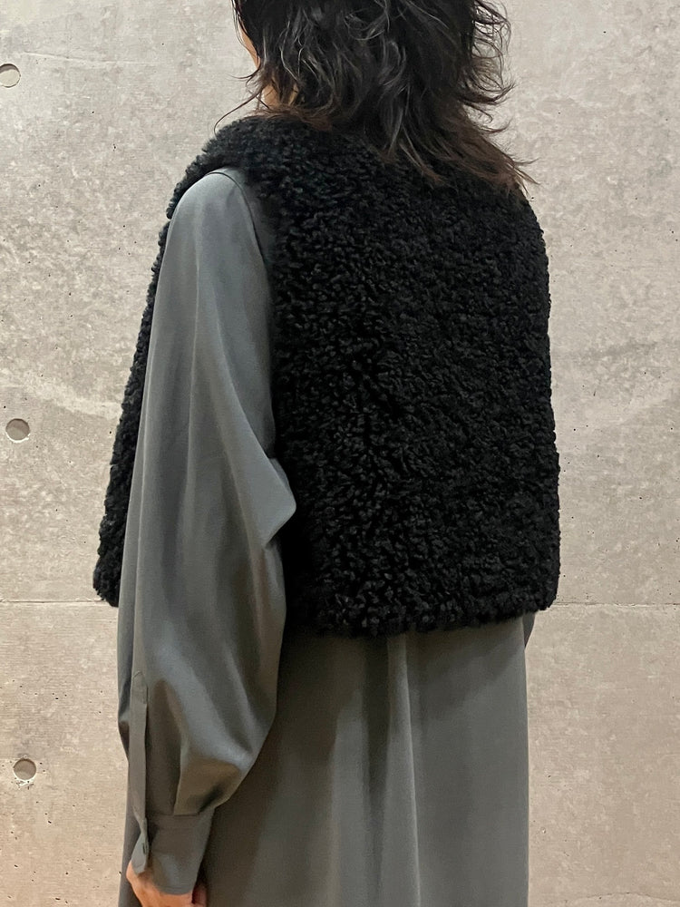 HYKE / FAUX SHEARLING CROPPED VEST / BLACK / 17524