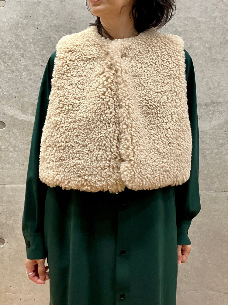 HYKE / FAUX SHEARLING CROPPED VEST / CREAM / 17524