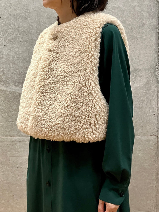 HYKE / FAUX SHEARLING CROPPED VEST / CREAM / 17524