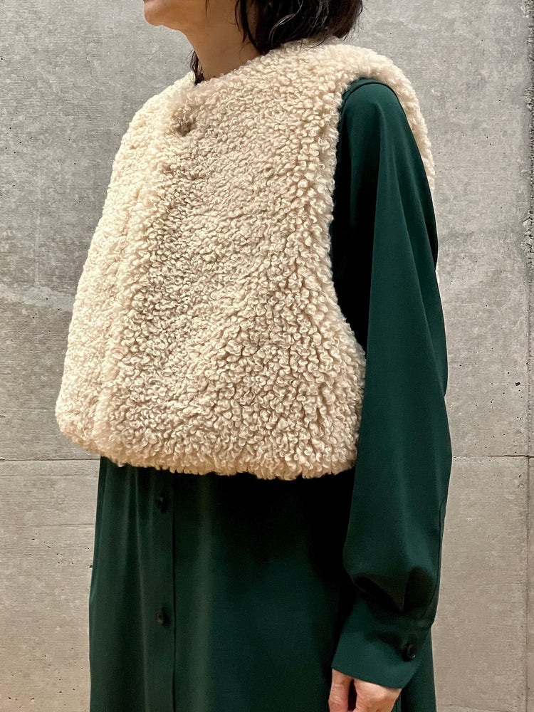 HYKE / FAUX SHEARLING CROPPED VEST / CREAM / 17524