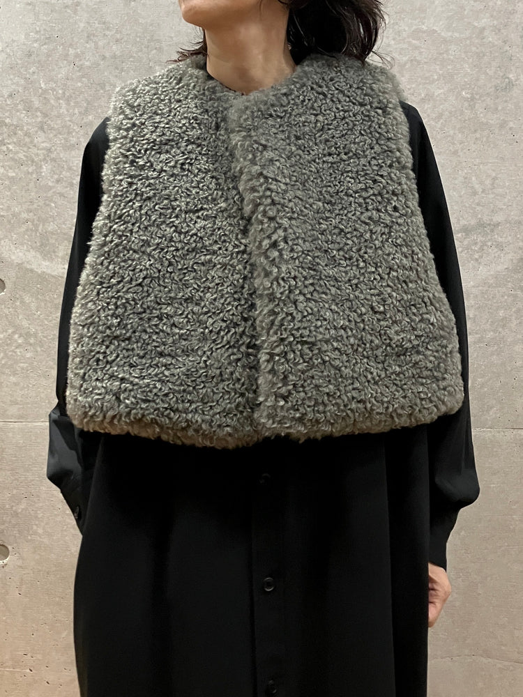 HYKE / FAUX SHEARLING CROPPED VEST / OLIVE DARB / 17524