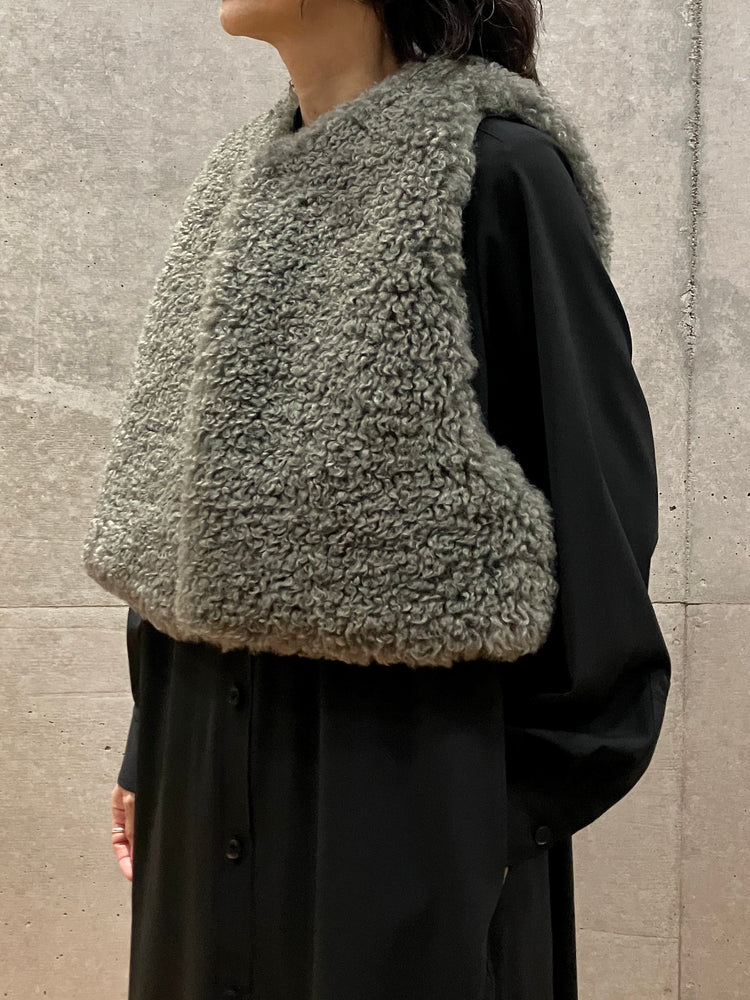 HYKE / FAUX SHEARLING CROPPED VEST / OLIVE DARB / 17524