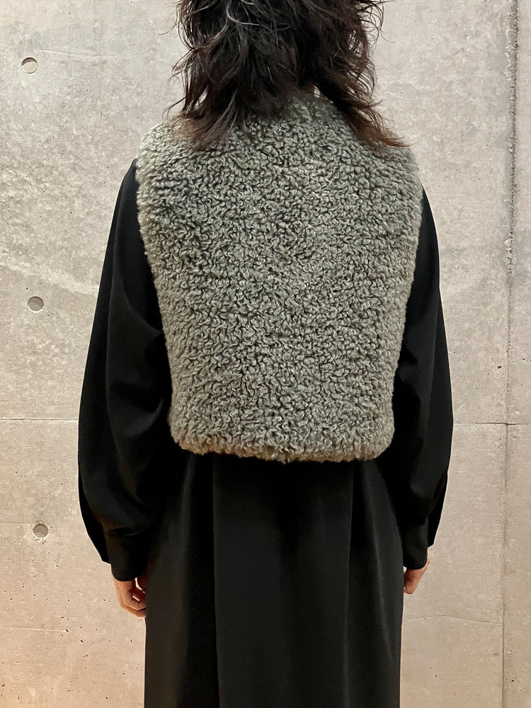 HYKE / FAUX SHEARLING CROPPED VEST / OLIVE DARB / 17524