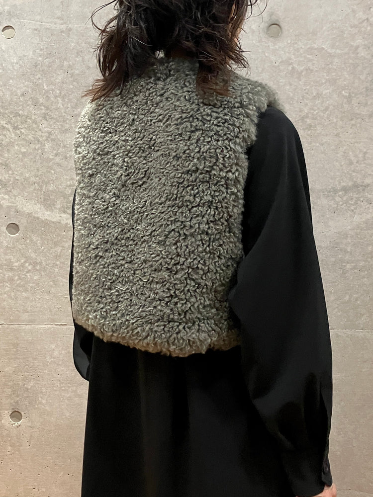 HYKE / FAUX SHEARLING CROPPED VEST / OLIVE DARB / 17524