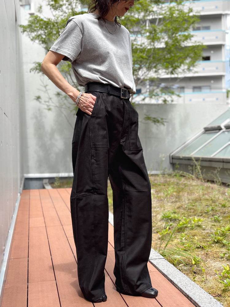 HYKE / BACK SATIN BARREL-LEG PANTS / BLACK / 13412 /