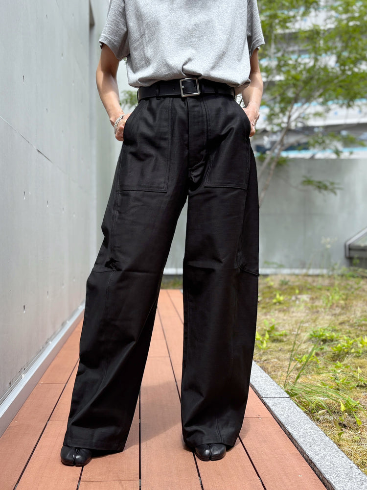 HYKE / BACK SATIN BARREL-LEG PANTS / BLACK / 13412 /