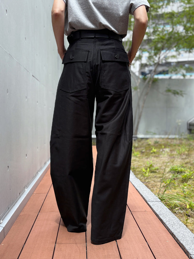 HYKE / BACK SATIN BARREL-LEG PANTS / BLACK / 13412 /