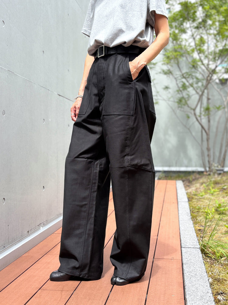 HYKE / BACK SATIN BARREL-LEG PANTS / BLACK / 13412 /
