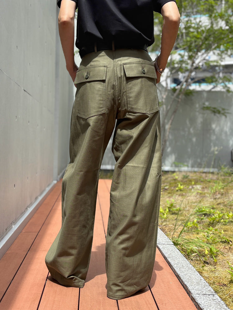 HYKE / BACK SATIN BARREL-LEG PANTS / OLIVE DRAB / 13412 /