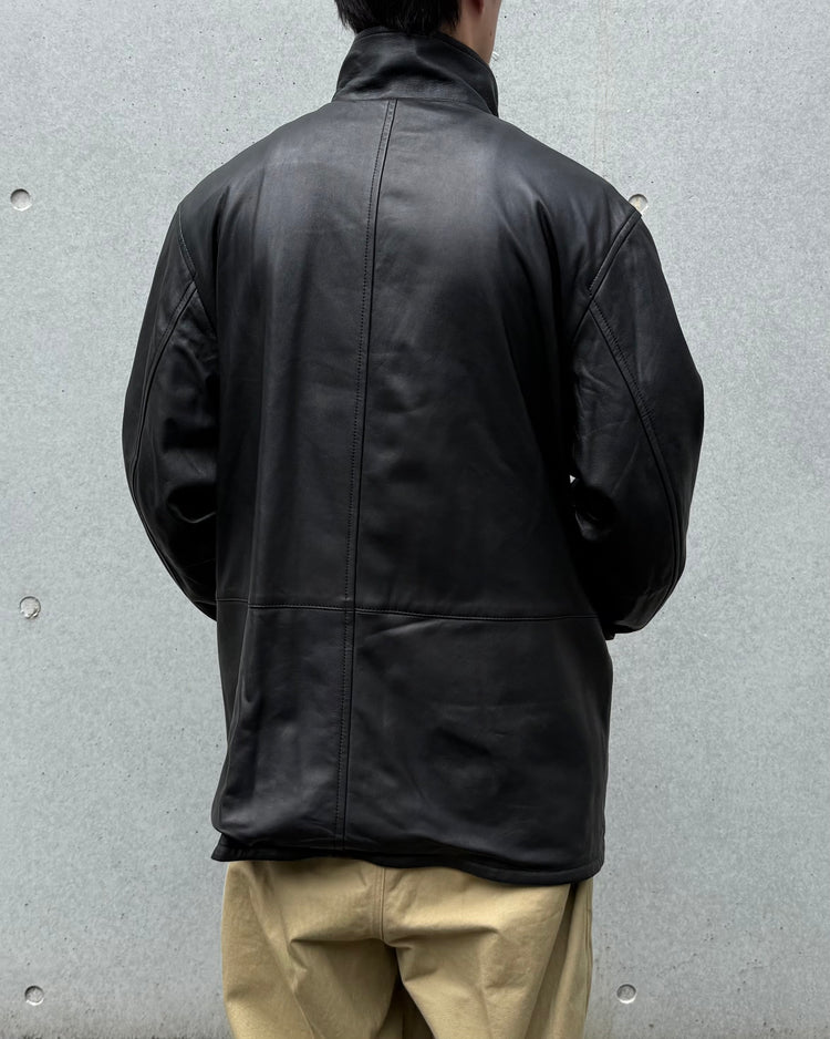 AURALEE / REVERSIBLE WOOL TWISTTED TWILL / SHEEP LEATHER HALF COAT / BROWN CHAMBRAY × BLACK / A26AC01AN