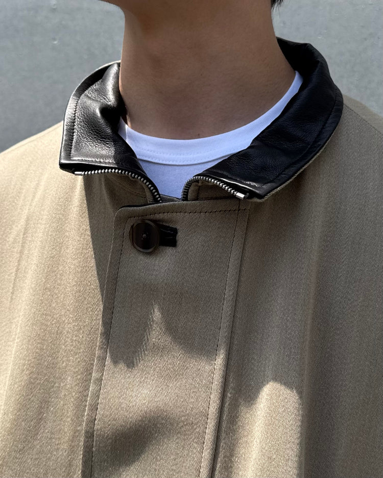 AURALEE / REVERSIBLE WOOL TWISTTED TWILL / SHEEP LEATHER HALF COAT / KHAKI BEIGE CHAMBRAY × BLACK / A26AC01AN