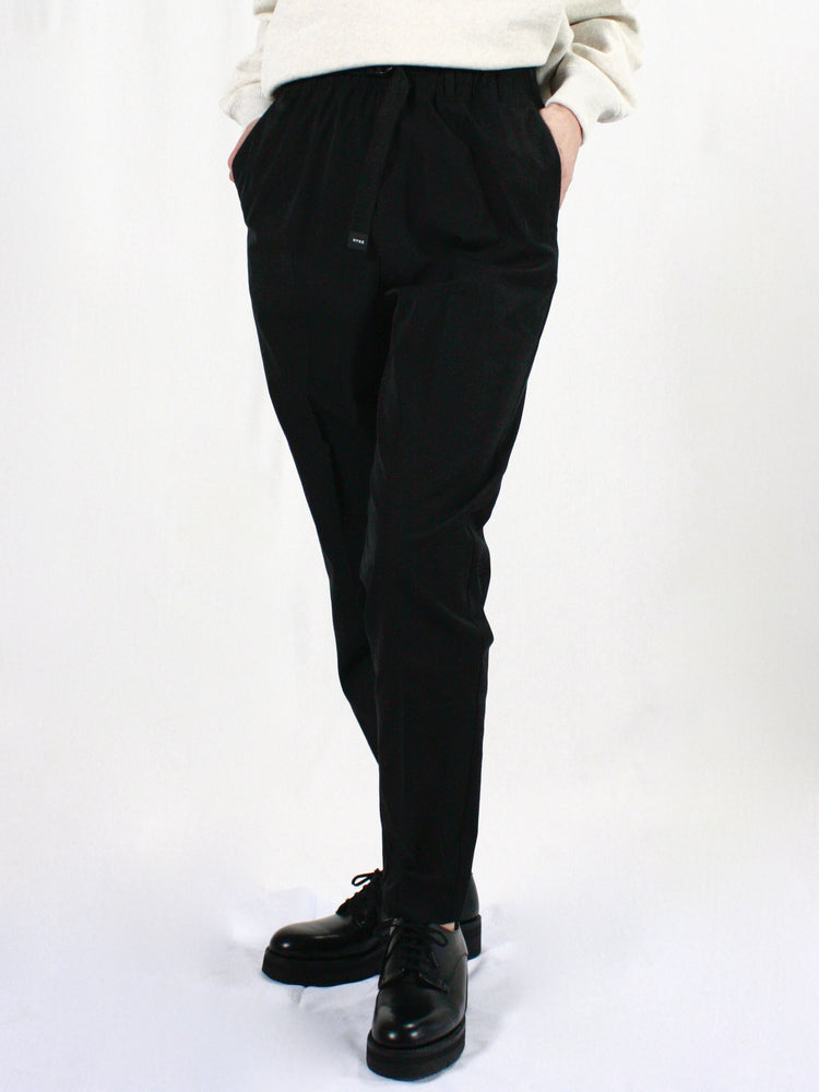 HYKE / TASLAN TWILL TAPERED PANTS / BLACK / 13337