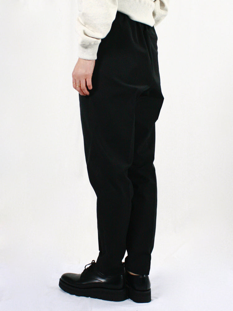 HYKE / TASLAN TWILL TAPERED PANTS / BLACK / 13337