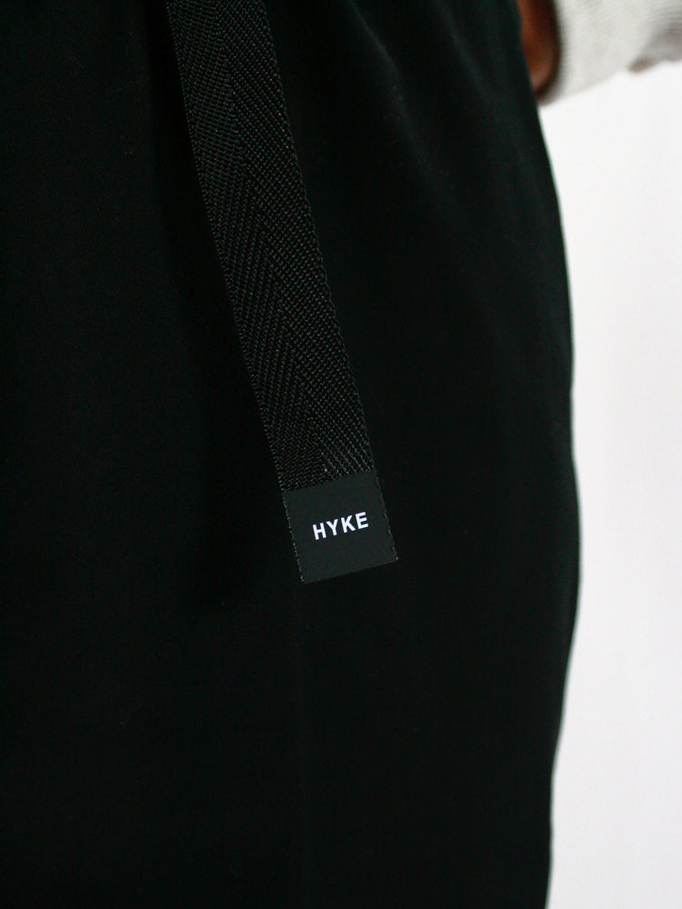 HYKE / TASLAN TWILL TAPERED PANTS / BLACK / 13337