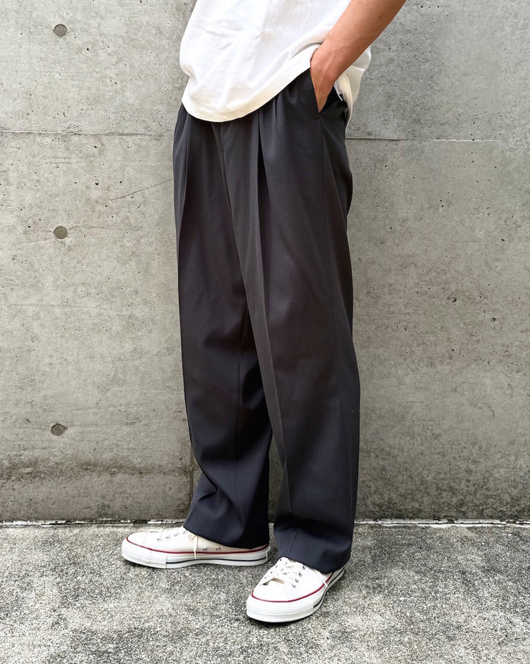 AURALEE / LIGHT WOOL MAX GABARDINE TWO-TUCK SLACKS / DARK GRAY / A25AP03MG