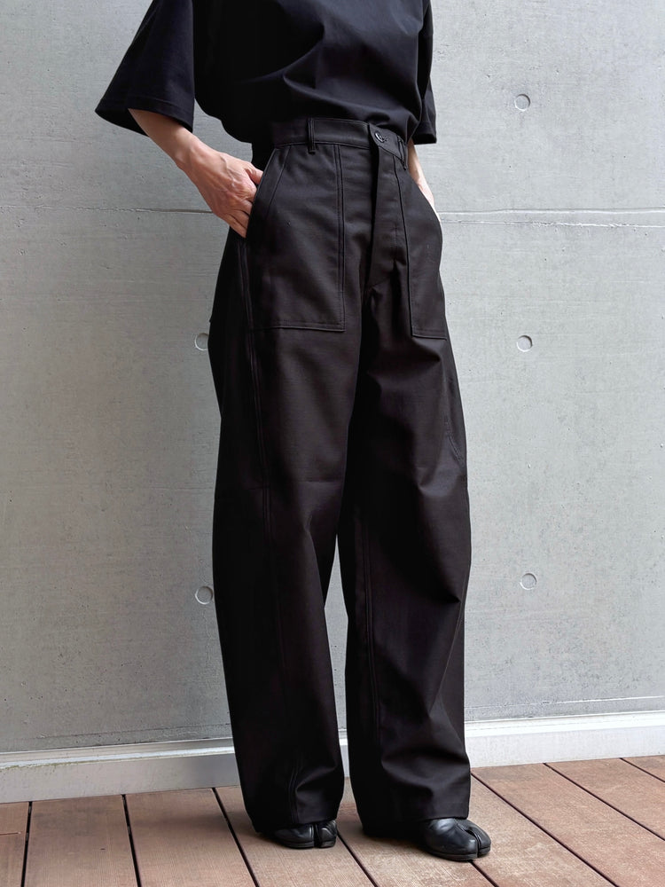 HYKE / BACK SATIN BARREL-LEG PANTS / BLACK / 13350 /